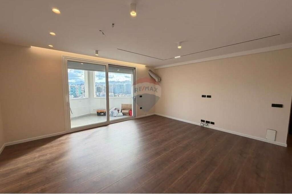 Zyra+Parkim per qira te River Residence !