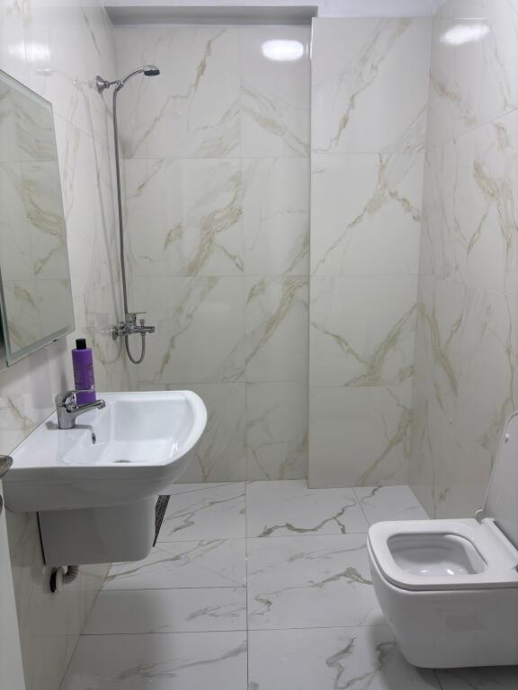 Qera, Apartament 1+1+ bllk, tek Liqeni i Thate, Pallatet FZ, 500 euro/muaj