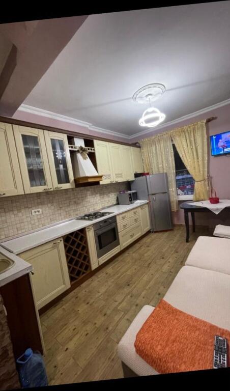 Jepet Apartment me qera 2+1, Id 13894