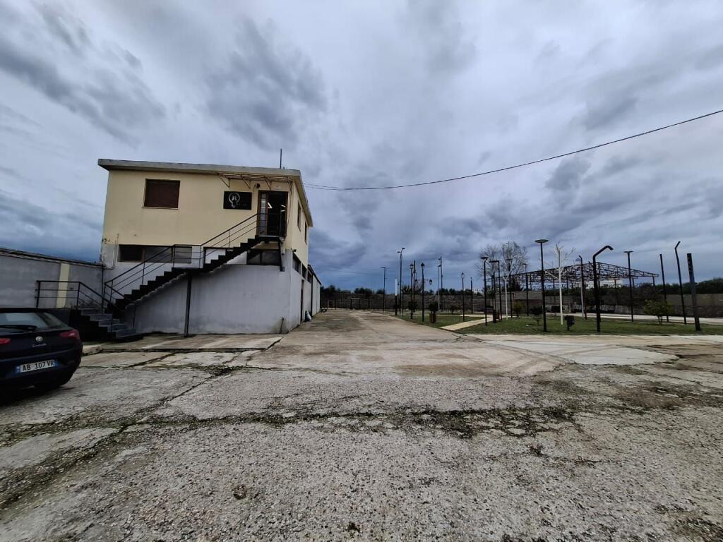 Magazinë Industriale në Shitje