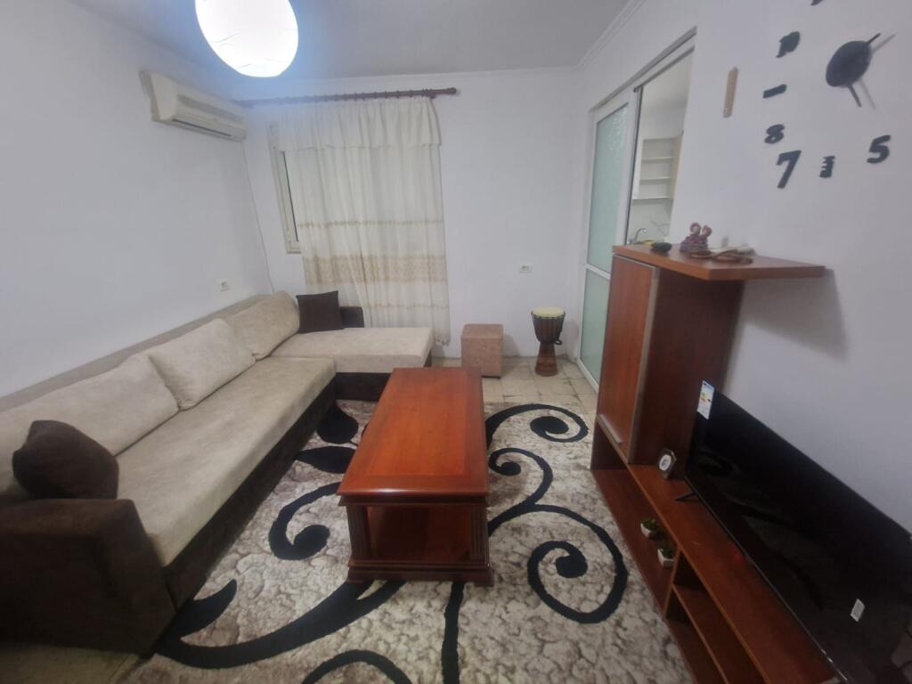 Jepet me qera apartament 1+1 te Zogu i Zi.