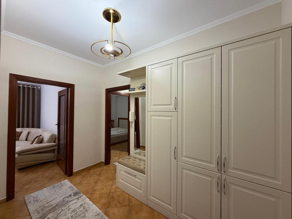 Apartament 2+1 per qera te Komuna e Parisit