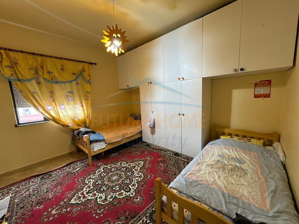 Shitet, Apartament 2+1+2, Porcelan, Tiranë.