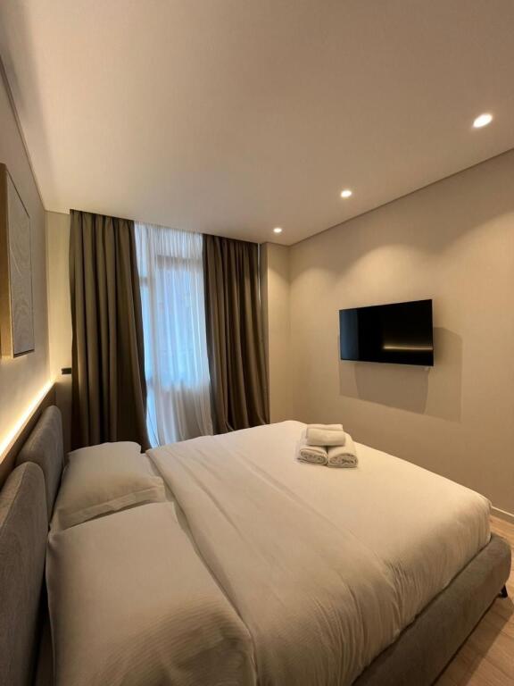 Vicino a SELVISE, Liceo Partizani vendiamo: 3 appartamenti