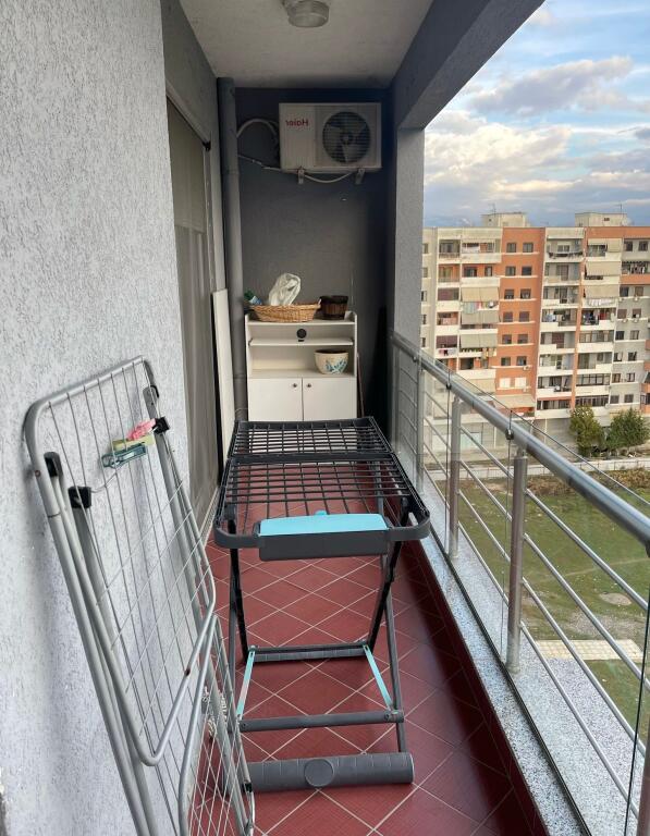 Shitet Apartament 2+1 i Mobiluar – Astir, pranë Bar Return