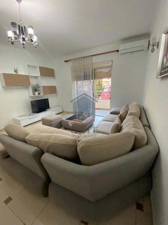 Jepet me Qira Apartament 3+1 me Verandë 30 m² – Durrës