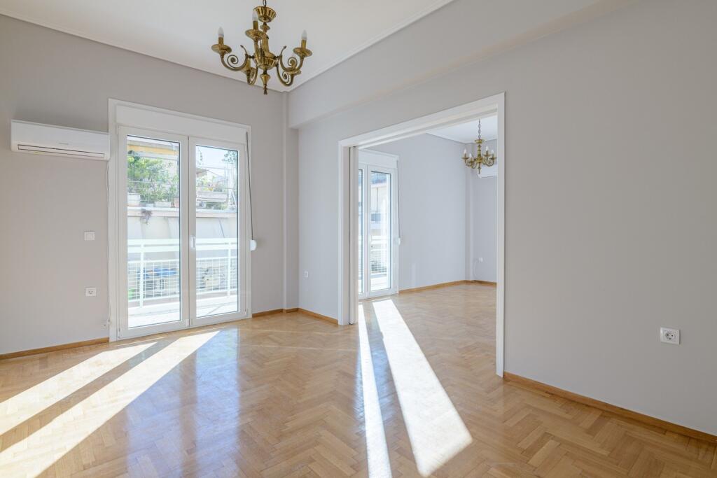 Zyre Me Qera Tek Komuna e Parisit (ID BZ2757) Tirane