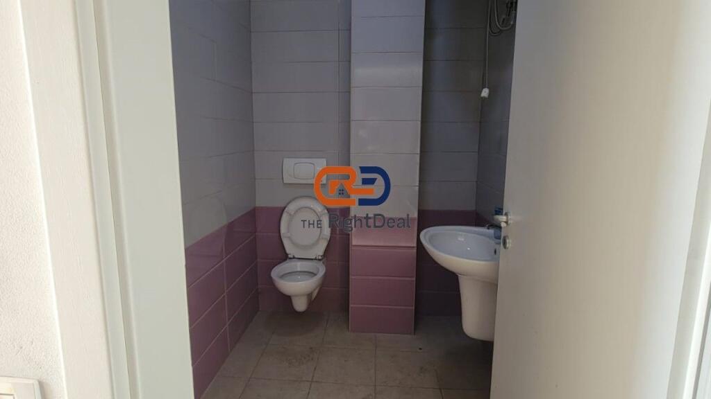 In Via Siri Kodra, Vendesi Commerciale in Vendita al Piano Terra !!