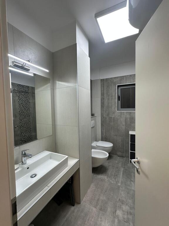 APARTAMENT ME QERA 2+1+2+POST PARKIMI PAZARI I RI 110.000 LE