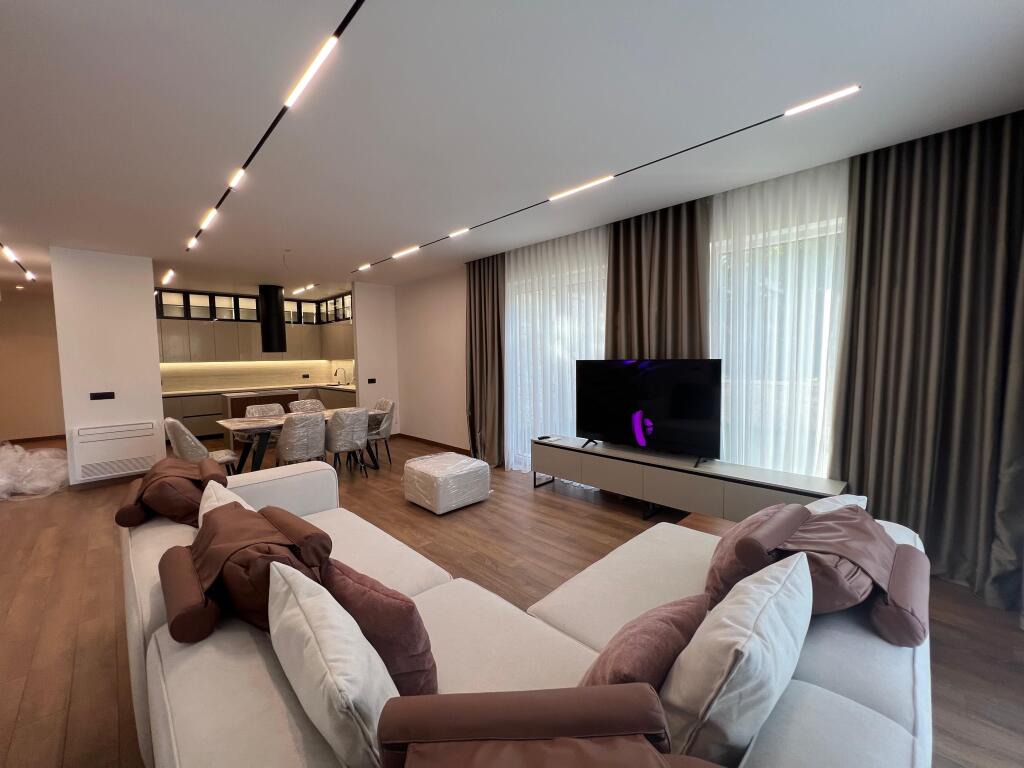 📣 QERA Vile e Bashkengjitur 📍 Forest Residence, Liqeni i Thate ✨     🏠 Vile 3-Kateshe   📐 Siperfaqe Banimi 400 m2   📐 Siperfaqe Trualli 400 m2   🔄 Organizohet Ne : Sallon Spacioz Dhe Ambient Gatimi, 4 Dhoma Gjumi, 5 Tualete, Kopesht i Gjelberuar, Podrum,  3 Post Parking.     💶 Cmimi 4.000 Euro