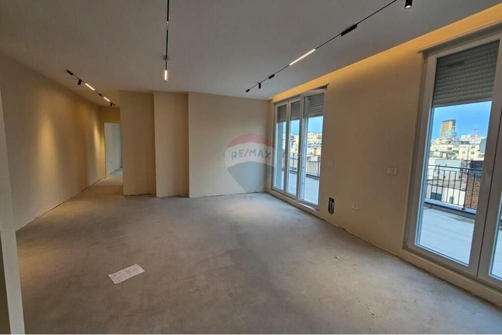 Shitet Apartament 2+1+2 te Ish Tregu Elektrik