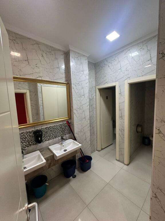 Jepet me qera ambjent i pershtatshem per biznese te ndryshme ,klinik ,zyra etj. Ndodhet ne Yzberisht