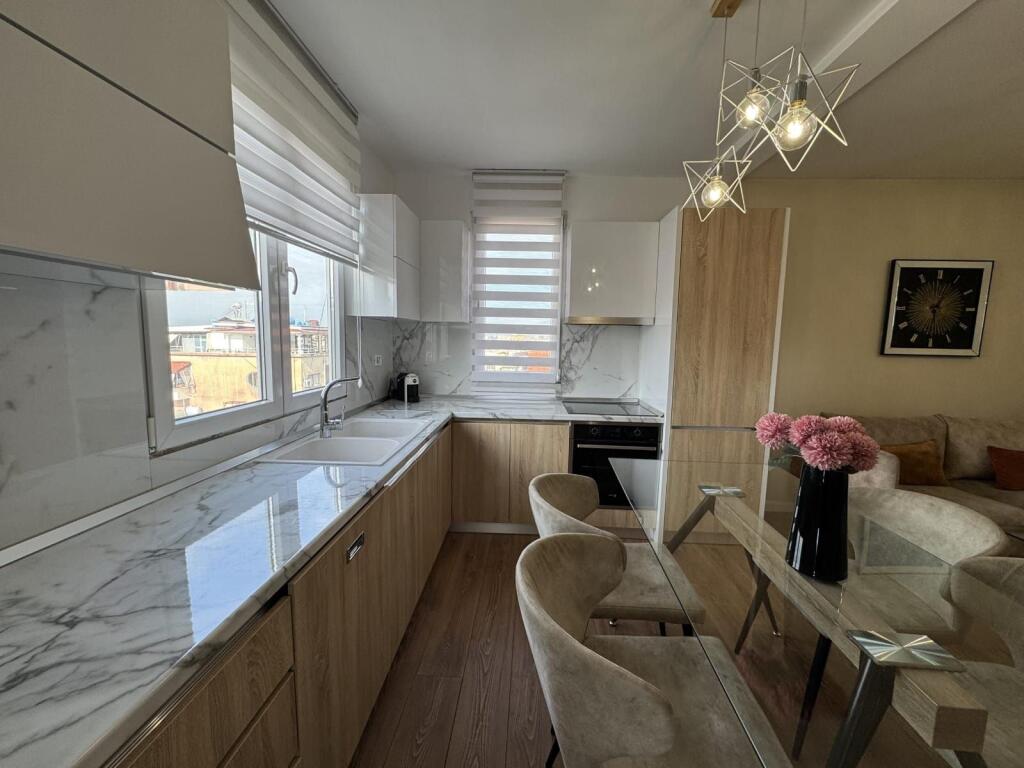 Appartamento duplex in vendita vicino a Petro Nini!
