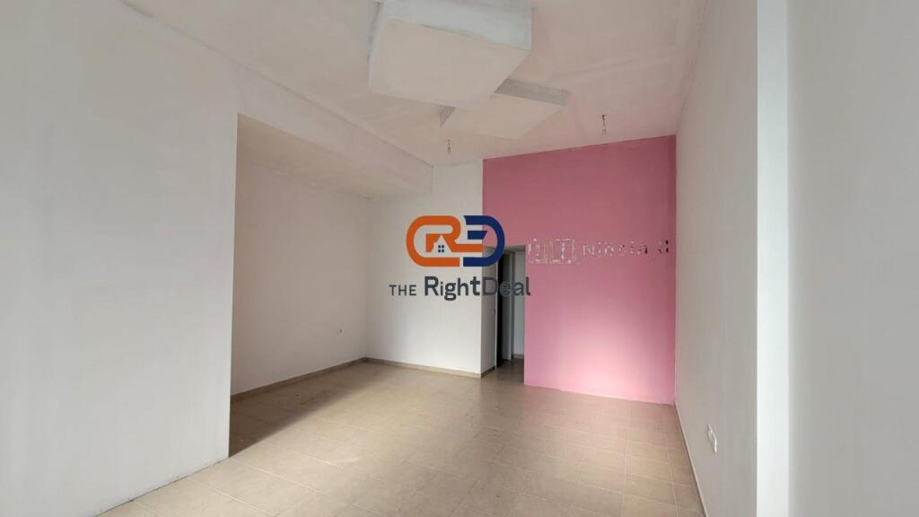 In Via Siri Kodra, Vendesi Commerciale in Vendita al Piano Terra !!