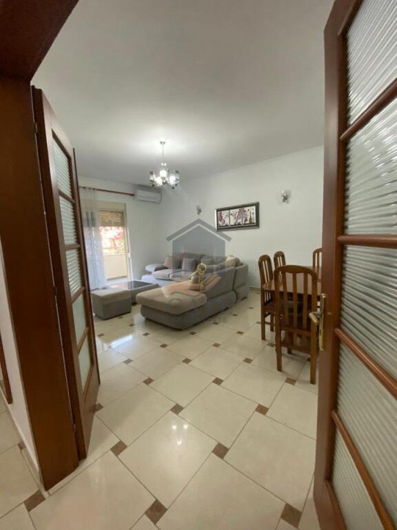 Jepet me Qira Apartament 3+1 me Verandë 30 m² – Durrës