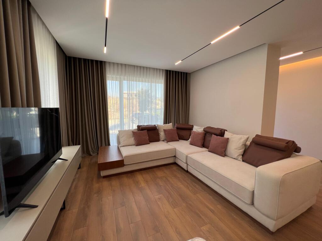 📣 QERA Vile e Bashkengjitur 📍 Forest Residence, Liqeni i Thate ✨     🏠 Vile 3-Kateshe   📐 Siperfaqe Banimi 400 m2   📐 Siperfaqe Trualli 400 m2   🔄 Organizohet Ne : Sallon Spacioz Dhe Ambient Gatimi, 4 Dhoma Gjumi, 5 Tualete, Kopesht i Gjelberuar, Podrum,  3 Post Parking.     💶 Cmimi 4.000 Euro