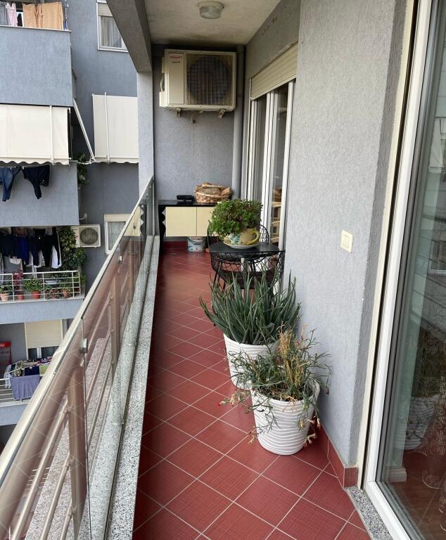 Shitet Apartament 2+1 i Mobiluar – Astir, pranë Bar Return