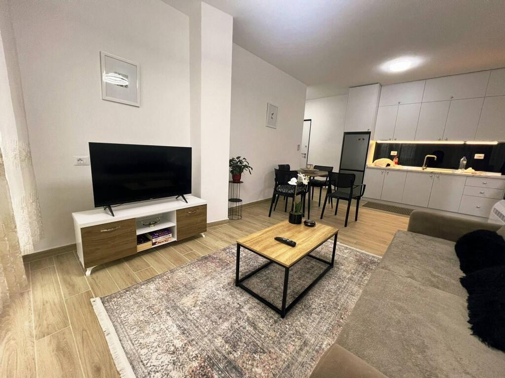 JEPET ME QERA: APARTAMENT 1 +1/ zona : TREGU ELEKTRIK