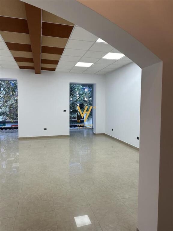 JEPET ZYRE 100 M2 ME QERA TE BLLOKU 100.000 LEKE