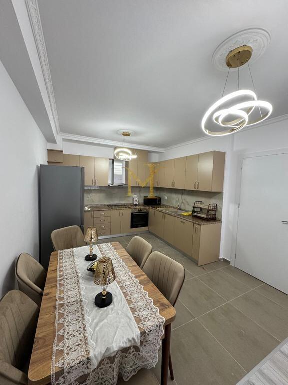 Jepet me qira apartament 3+1 +2 tualete , në Durrës, pranë stacionit të trenit.
