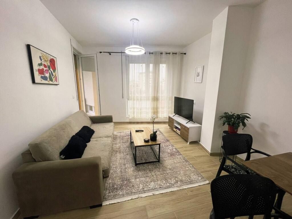 JEPET ME QERA: APARTAMENT 1 +1/ zona : TREGU ELEKTRIK