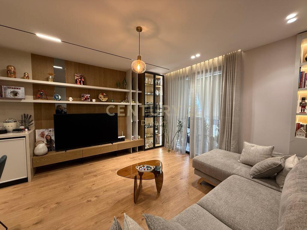 In Vendita – Appartamento 2+1+2 + 2 Posti Auto