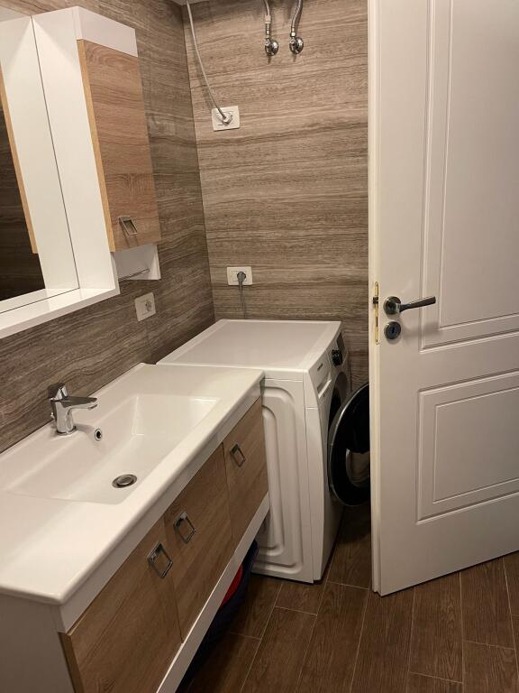 Shitet Apartament 2+1 i Mobiluar – Astir, pranë Bar Return