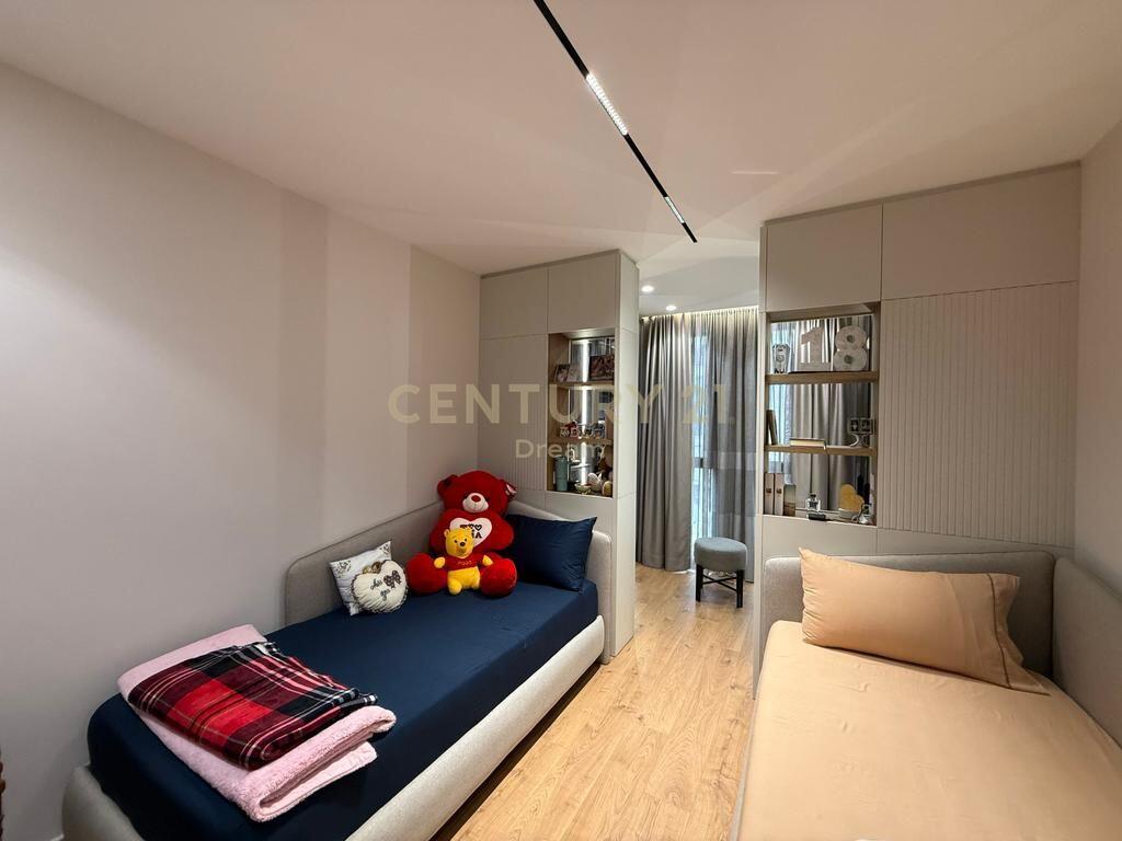 In Vendita – Appartamento 2+1+2 + 2 Posti Auto