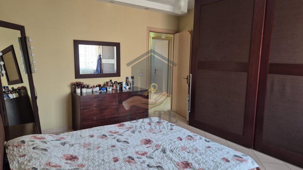 Jepet me qira apartament 1+1, kati i 6-të me ashensor, me pamje fantastike nga deti – Plazh Iliria