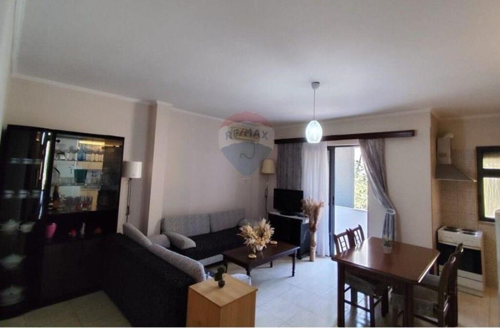 Shitet Apartament 2+1+2 ne fillim te Rr Ali Demi