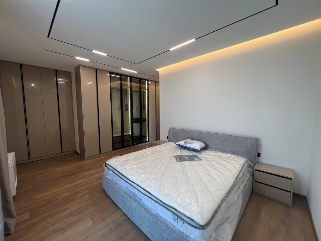 📣 QERA Vile e Bashkengjitur 📍 Forest Residence, Liqeni i Thate ✨     🏠 Vile 3-Kateshe   📐 Siperfaqe Banimi 400 m2   📐 Siperfaqe Trualli 400 m2   🔄 Organizohet Ne : Sallon Spacioz Dhe Ambient Gatimi, 4 Dhoma Gjumi, 5 Tualete, Kopesht i Gjelberuar, Podrum,  3 Post Parking.     💶 Cmimi 4.000 Euro