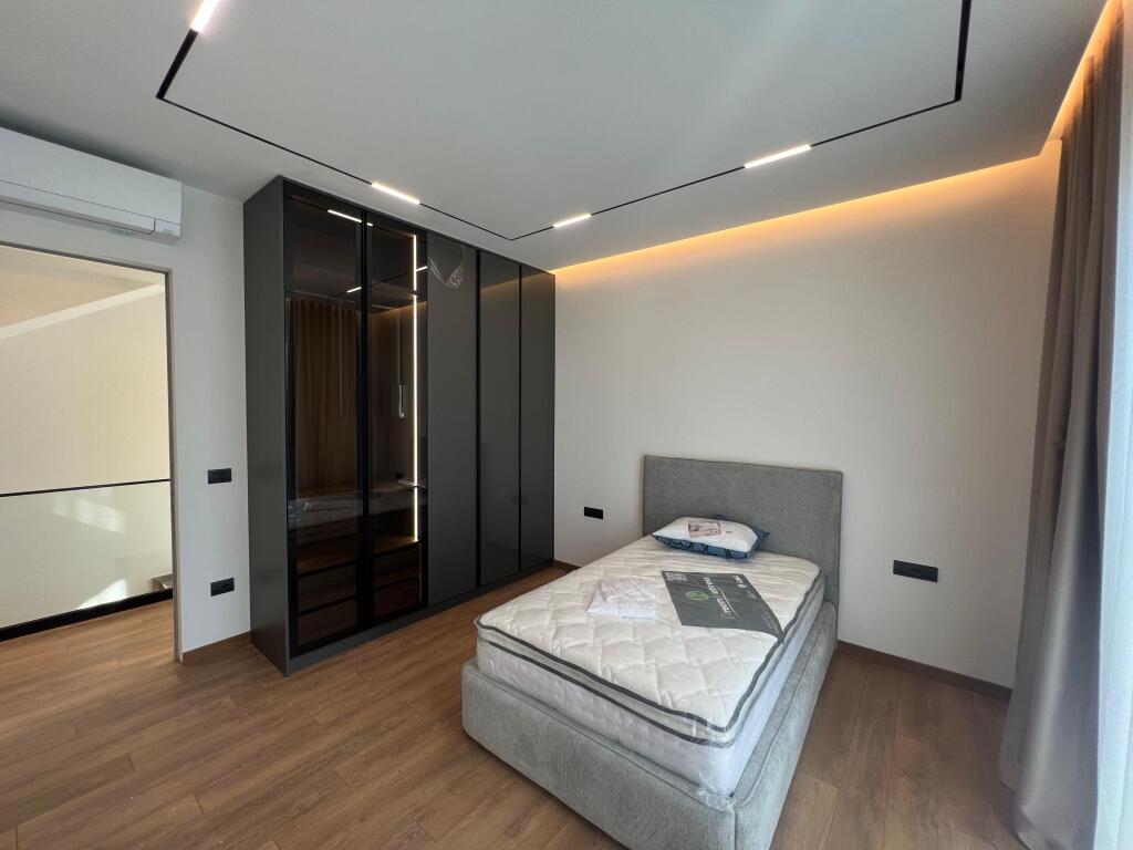 📣 QERA Vile e Bashkengjitur 📍 Forest Residence, Liqeni i Thate ✨     🏠 Vile 3-Kateshe   📐 Siperfaqe Banimi 400 m2   📐 Siperfaqe Trualli 400 m2   🔄 Organizohet Ne : Sallon Spacioz Dhe Ambient Gatimi, 4 Dhoma Gjumi, 5 Tualete, Kopesht i Gjelberuar, Podrum,  3 Post Parking.     💶 Cmimi 4.000 Euro