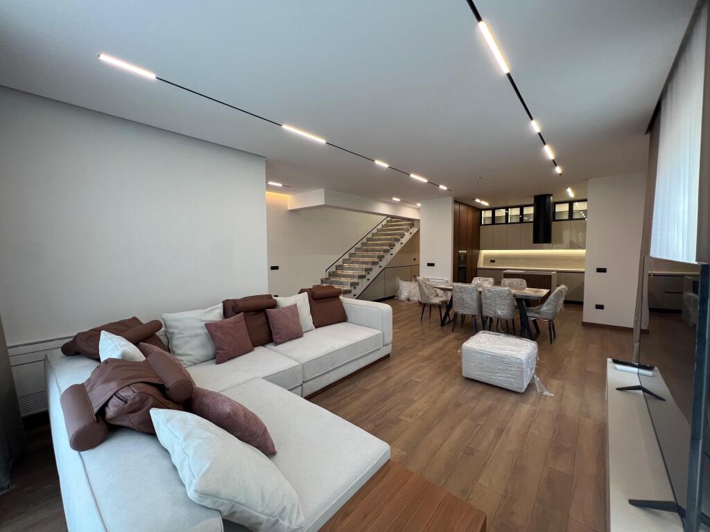 📣 QERA Vile e Bashkengjitur 📍 Forest Residence, Liqeni i Thate ✨     🏠 Vile 3-Kateshe   📐 Siperfaqe Banimi 400 m2   📐 Siperfaqe Trualli 400 m2   🔄 Organizohet Ne : Sallon Spacioz Dhe Ambient Gatimi, 4 Dhoma Gjumi, 5 Tualete, Kopesht i Gjelberuar, Podrum,  3 Post Parking.     💶 Cmimi 4.000 Euro