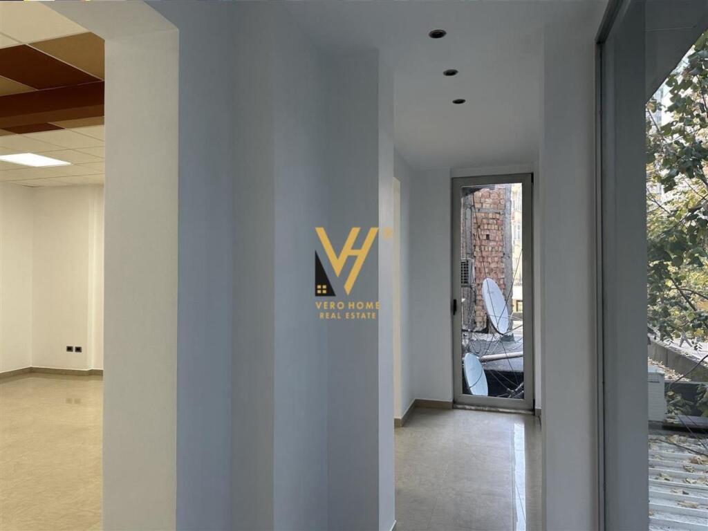 JEPET ZYRE 100 M2 ME QERA TE BLLOKU 100.000 LEKE