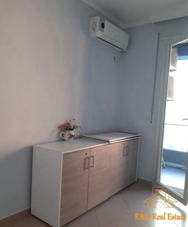 Jepet me qira ambient zyre 98 m² pranë Qendrës Toptani