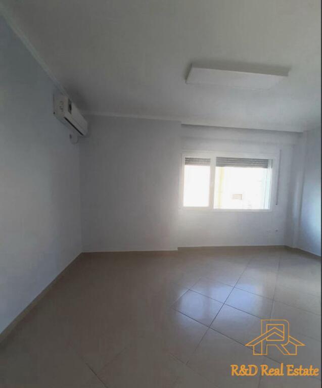 Jepet me qira ambient zyre 98 m² pranë Qendrës Toptani