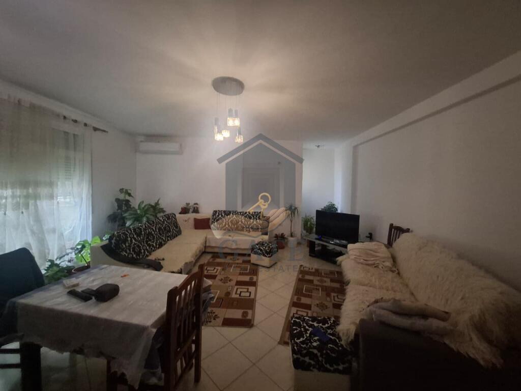Jepet me qira apartament 2+1, me 2 tualete dhe 2 ballkone – Plazh, Durrës (Vija e parë me detin), kati i 3-të me ashensor