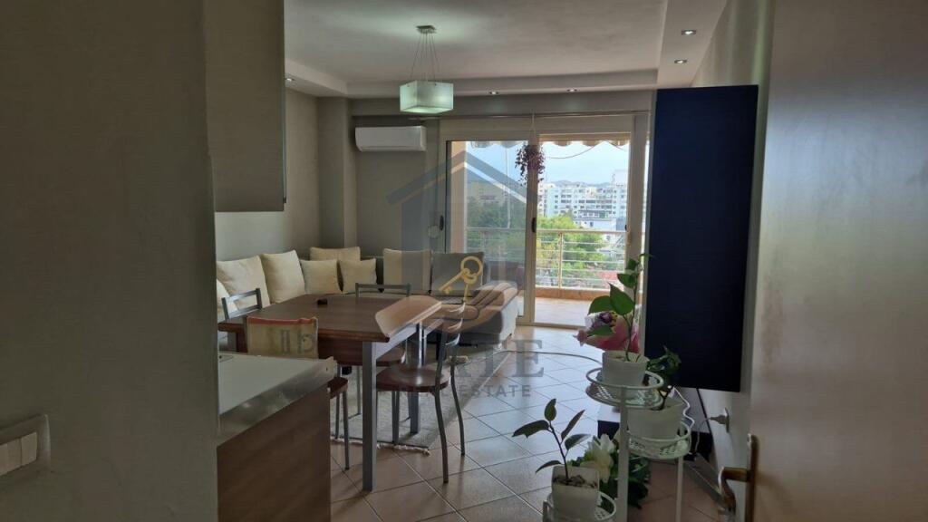 Jepet me qira apartament 1+1, kati i 6-të me ashensor, me pamje fantastike nga deti – Plazh Iliria