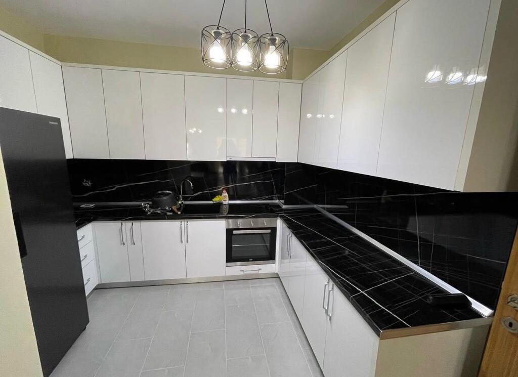 Jepet apartament 2+1+2+post parkimi ne Yzberisht!