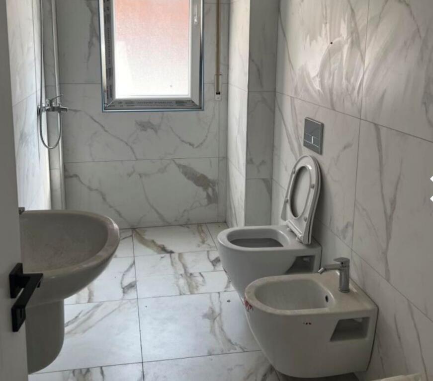 Shitet 3+1 me Verande Kamez