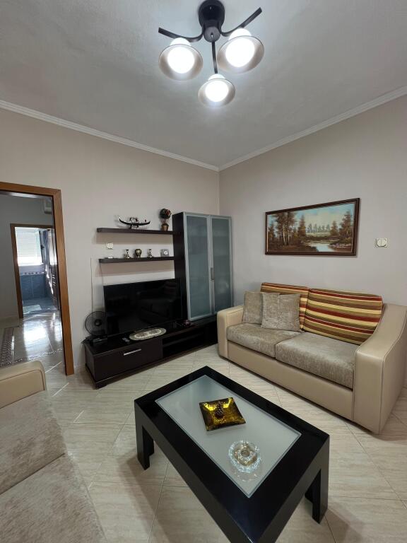 Jepet 2+1 me qira rruga Elbasanit