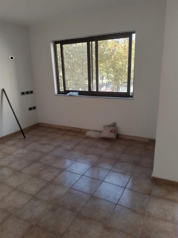 Zyre per qera 35 m2 te 9-kateshet