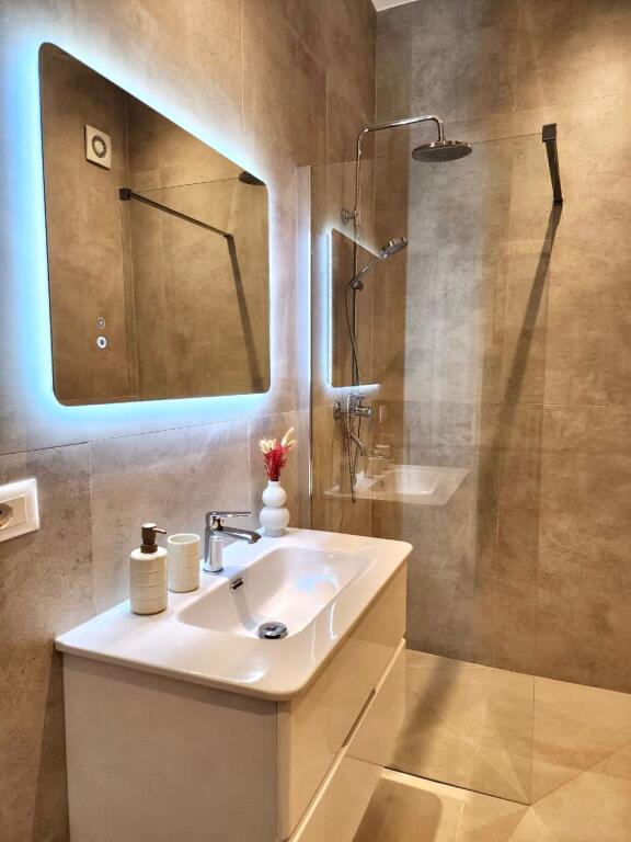 🔥Appartamento Hera il Primo in affitto: 2+1 &amp; Balcone || (📍Centro di Tirana - Dentro il centro Galeria)  || 1500€/Mese 100% Nuovo 🔥