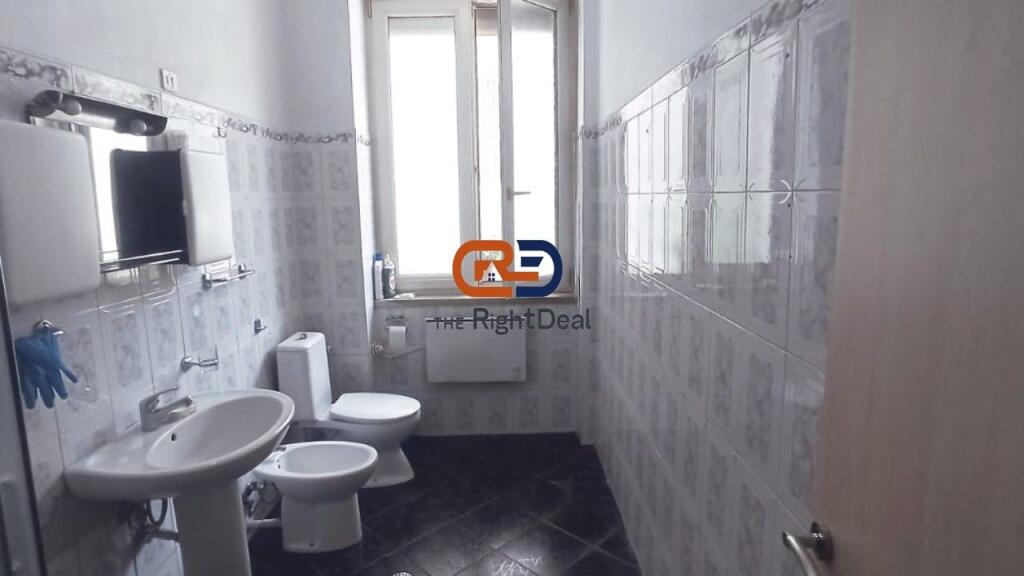 Tek Shallvaret, Shitet Apartament 2+1 Per Zyra!