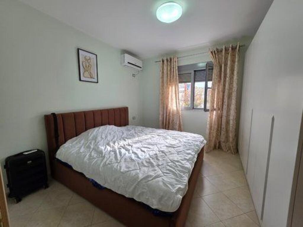 Shitet, Apartament 1+1, Oxhaku , Tiranë