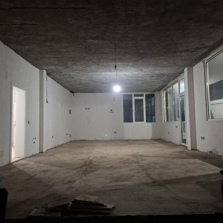 MAGAZINE ME QERA 550 M2 MEZEZ 750 EURO