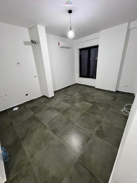 Zyre Me Qera Tek ish Stacioni Trenit (ID BZ2758) Tirane