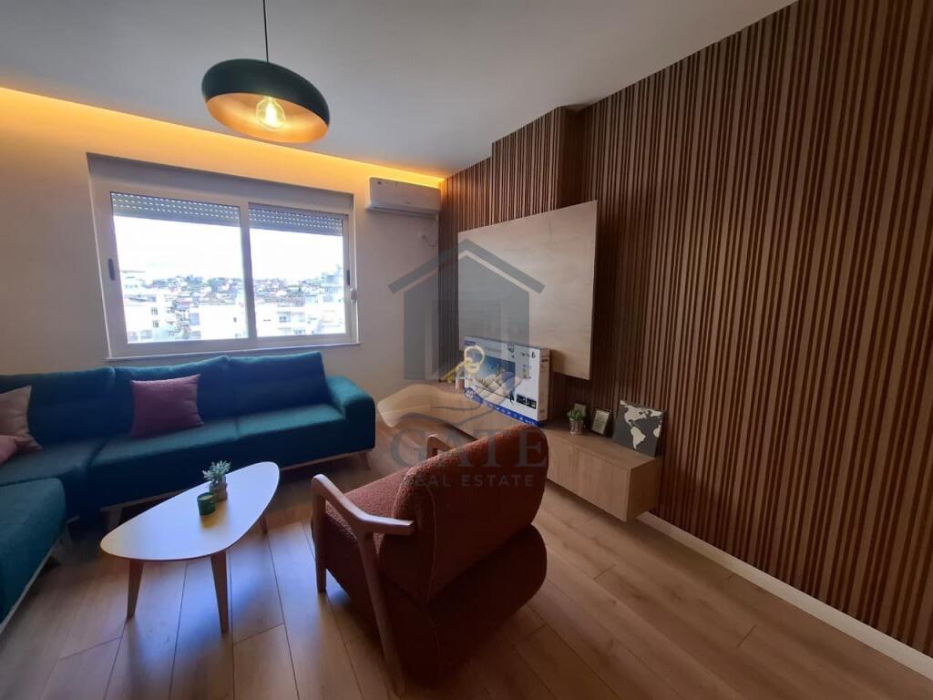 Shitet apartament 2+1 – Plazh Iliria, totalisht i mobiluar dhe i investuar, kati i 6 me ashensor – shumë pranë detit, pranë Hotel Horizont