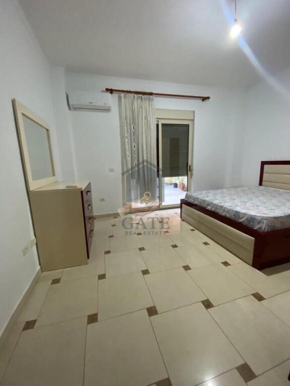 Jepet me Qira Apartament 3+1 me Verandë 30 m² – Durrës