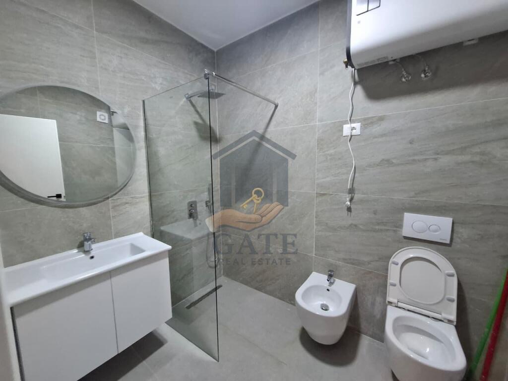 Shitet apartament 2+1 – Plazh Iliria, totalisht i mobiluar dhe i investuar, kati i 6 me ashensor – shumë pranë detit, pranë Hotel Horizont
